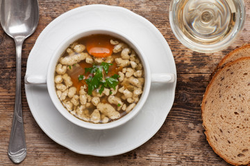 Bayerische Bratnockerlsuppe in der Tasse