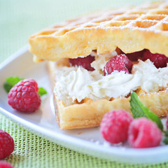 waffeln mit himbeeren und schlag