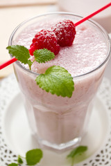 Milchshake mit Himbeeren und Melisseblatt
