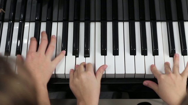 Deux enfants pianistes