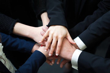 Obraz premium Zbliżenie stos rąk partnerów biznesowych