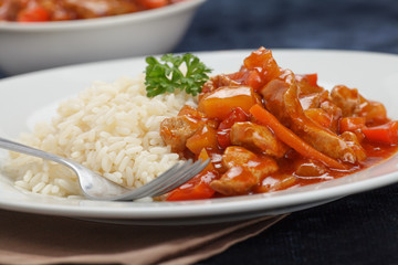 Schweinefleisch süß-sauer mit Reis