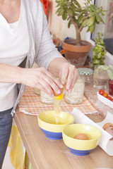 Obraz na płótnie Canvas Frau beim Kuchen backen