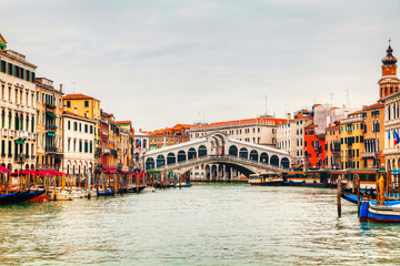 Fototapeta na wymiar Most Rialto (Ponte Rialto) w Wenecji, Włochy