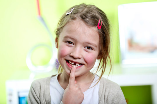 Kind mit Zahnl&uuml;cke