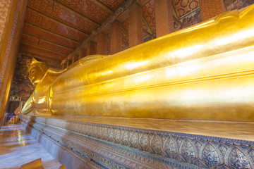 Fototapeta premium Reclining Buddha in Wat Pho temple in Bangkok, Thailand