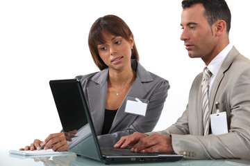 Fototapeta na wymiar Dwóch biznesmenów odwiedzających pracy z laptopem