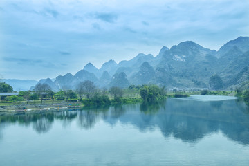 Fototapeta na wymiar Zachód Landscpae z Yangshuo w Guilin, Chiny
