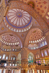 Fototapeta na wymiar Niebieskie wnętrze meczet w Stambule Turcja