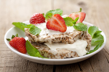 crisp bread with cottage cheese and berries