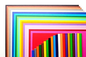Набор цветных карандашей и цветного картона