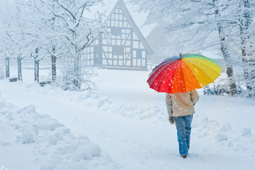 Frau mit Schirm im Winter