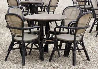 tables et chaises, café en extérieur