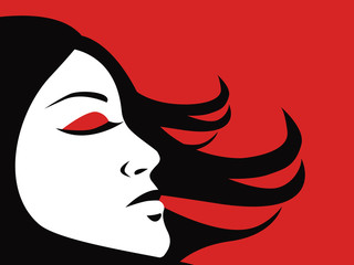 Frau mit im Wind wehenden Haaren