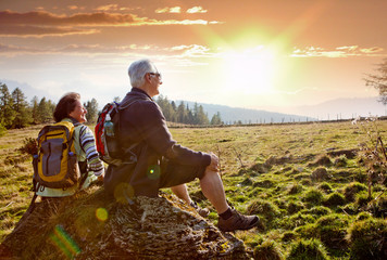 Fototapeta senioren beim wandern im Sonnenuntergang / autumn hiking 18 obraz