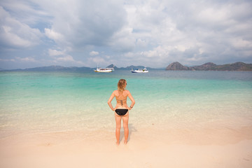 Obraz premium Relaxing woman on the beach