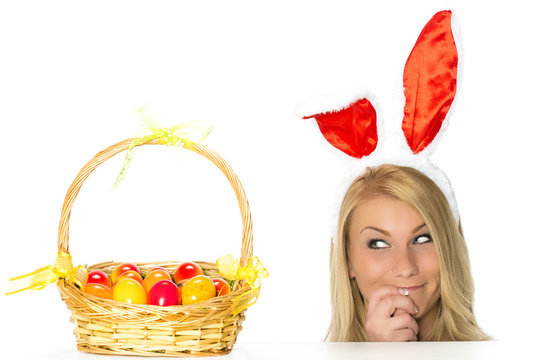 Frau im Osterhasenkost&uuml;m mit Ostereier Korb