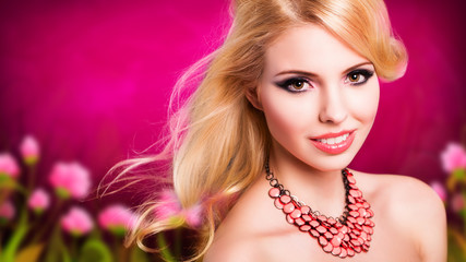 attraktive blonde Frau vor farbenfrohen Hintergrund