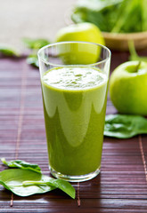 Spinach and apple smoothie