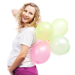 Naklejka premium Happy beautiful pregnant woman with colorful balloons