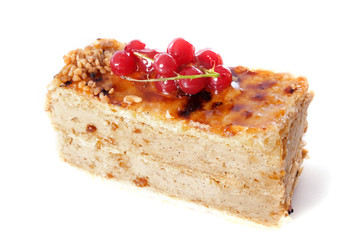 praline cake with red currants