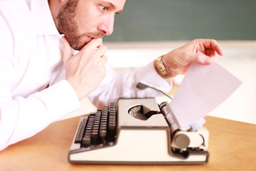 Mann mit Schreibmaschine