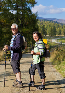 Senioren beim Nordic walking / autumn hiking 23