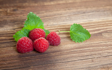 Himbeeren mit Melisse auf Holz III