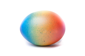 Osterei in Regenbogenfarbe