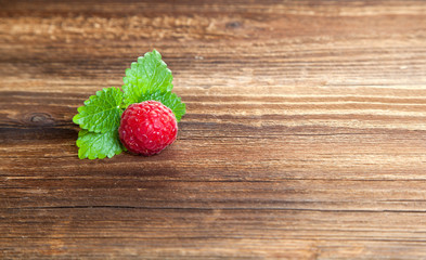 Himbeeren mit Melisse auf Holz VI