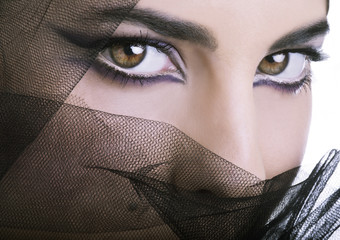 Sguardo di donna con tulle nero