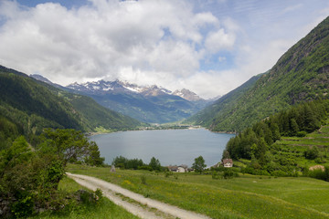 Fototapeta na wymiar szwajcarski jezioro Lago di Poschiavo