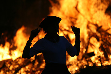 san juán fiesta hoguera chica bailando contra el fuego 1939f
