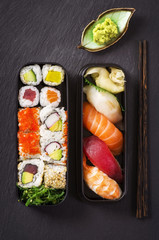 Plakaty  Pudełko bento z sushi i bułkami