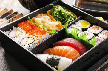 Plakaty  pudełko bento z sushi i bułkami