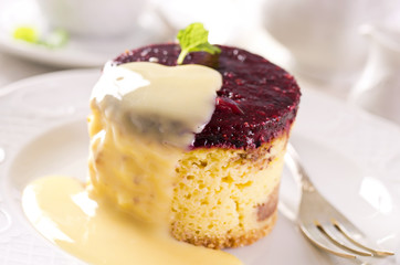 Käsekuchen mit Vanillasauce