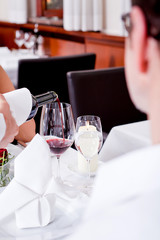 Frau und Mann beim Dinner Im Restaurant trinken Rotwein