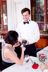 EC KartenZahlung im Restaurant mit Frau und Mann
