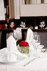 festlich gedeckter tisch in einem restaurant