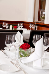 festlich gedeckter tisch in einem restaurant