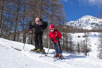Fototapeta na wymiar Alpy Południowe: Ojciec i syn na nartach