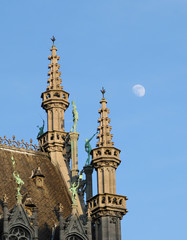 Fototapeta na wymiar Wieże i posągi na Grand Place w Brukseli