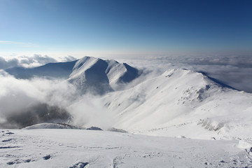 Fototapeta na wymiar Górski krajobraz zimowy ze słońcem - Słowacja