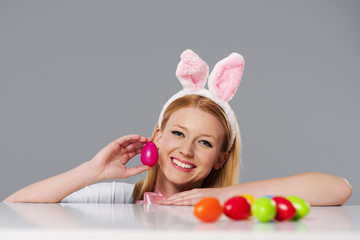 Obraz na płótnie Canvas Blonde woman with bunny ears and easter eggs
