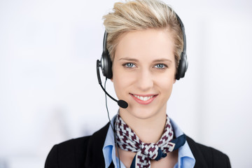 lächelnde geschäftsfrau telefoniert mit headset