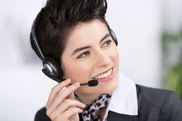 freundliche kundenberaterin mit headset