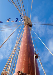 Obraz premium Mast detail on blue sky