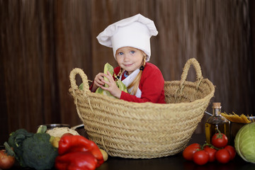 Девочка сидит в корзине