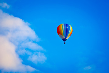 Fototapeta na wymiar gorące powietrze balon