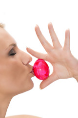 Frau k&uuml;sst Osterei in ihrer Hand